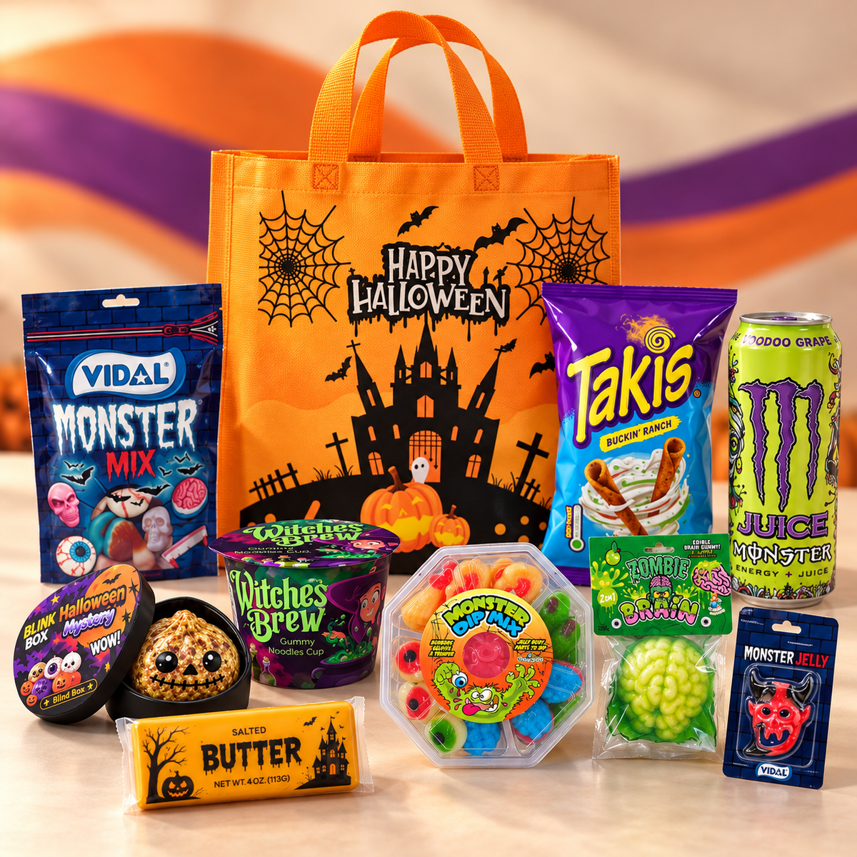 Halloween Premium Bag im orangefarbenen Spukschloss-Design mit Beispielinhalt. Monster- und Takis-Sorte variieren.