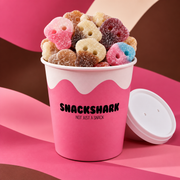 SnackShark Schädel-Mix mit fünf Schädel-Candys im To-Go-Becher, 300 g
